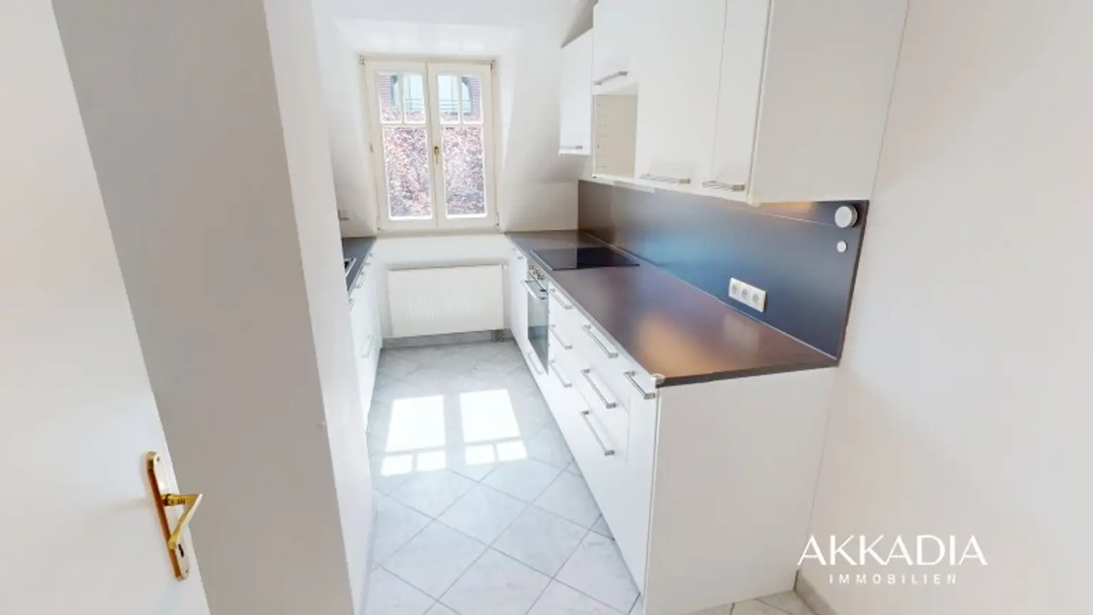 Elegante Dachgeschosswohnung mit Gartenblick, Terrassen und Garage