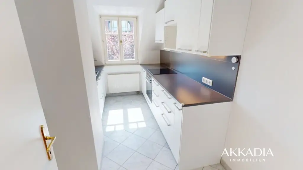Elegante Dachgeschosswohnung mit Gartenblick, Terrassen und Garage