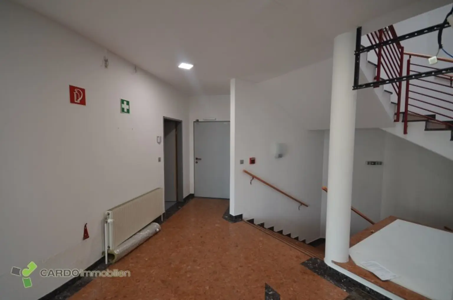 Halle und Lager 425m², 340m², 414m² für Veranstaltungen oder Lager, 2 Gewerbeobjekte nebeneinander mit große Parkplatz, entweder zusammen oder einzeln zu vermieten