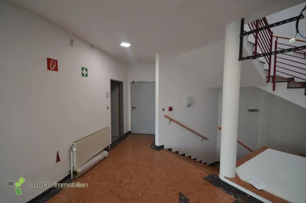 Halle und Lager 425m², 340m², 414m² für Veranstaltungen oder Lager, 2 Gewerbeobjekte nebeneinander mit große Parkplatz, entweder zusammen oder einzeln zu vermieten