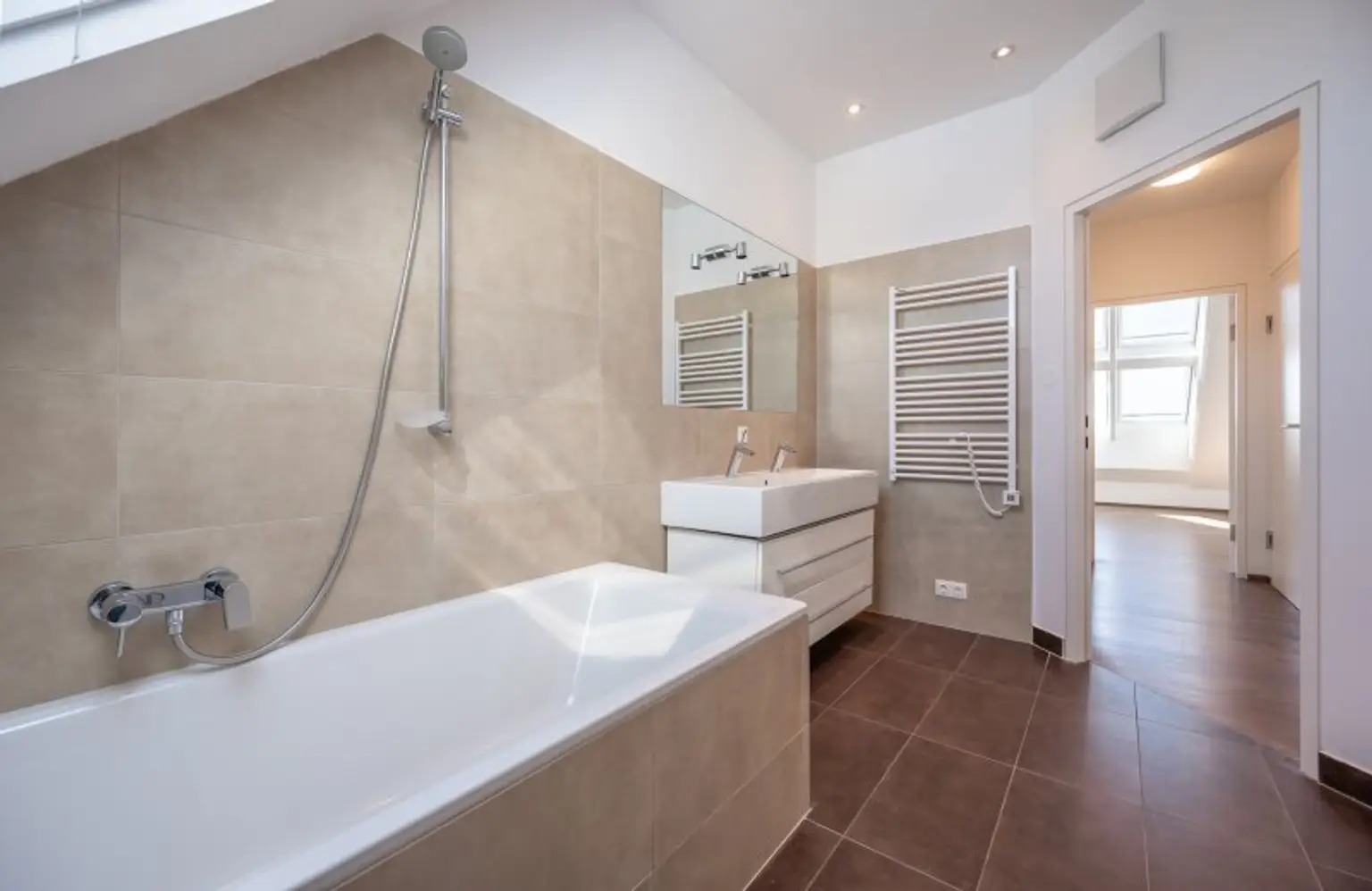 Panoramaliebling: Luxuriöse DG-Wohnung mit Dachterrasse und Fernblick