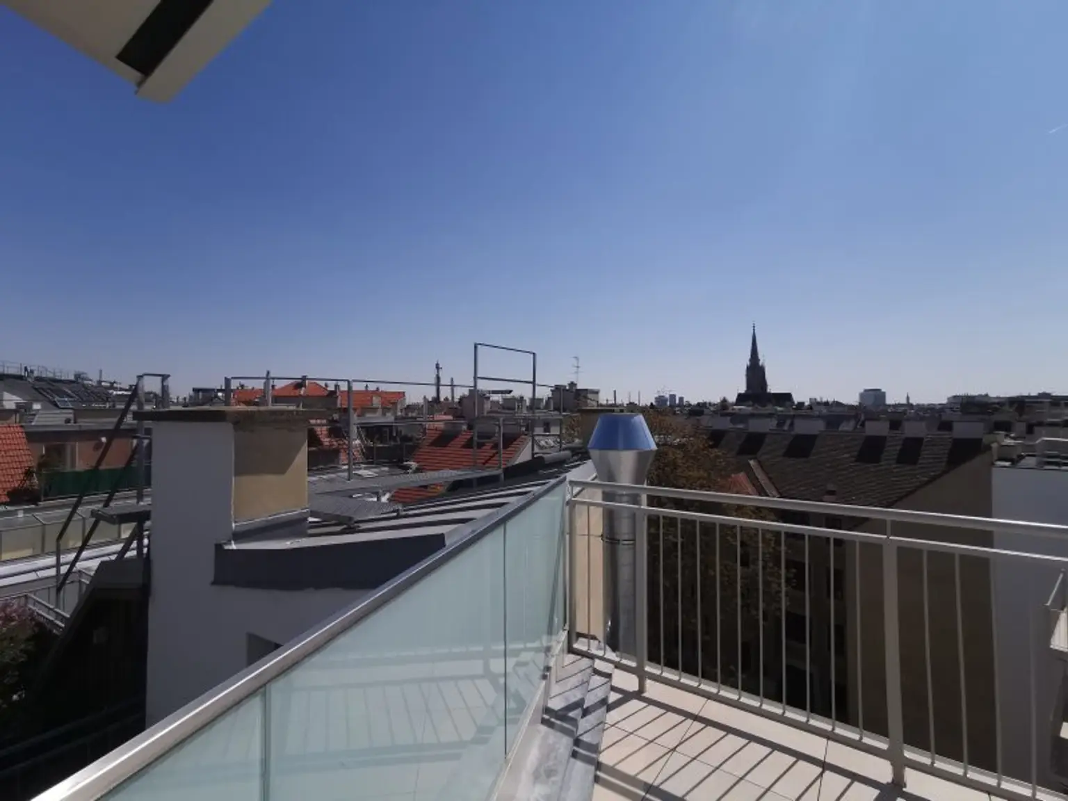 Dachgeschosswohnung der Superlative: 3 Zimmer mit viel Freifläche & Luxus pur in Citynähe : ab November zur Anmietung frei!