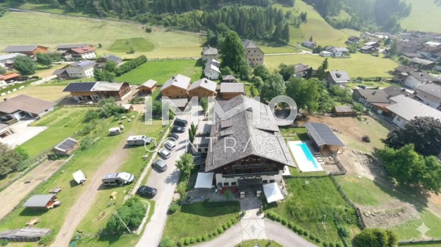 Hotel-Ensemble mit Luxus-Chalets