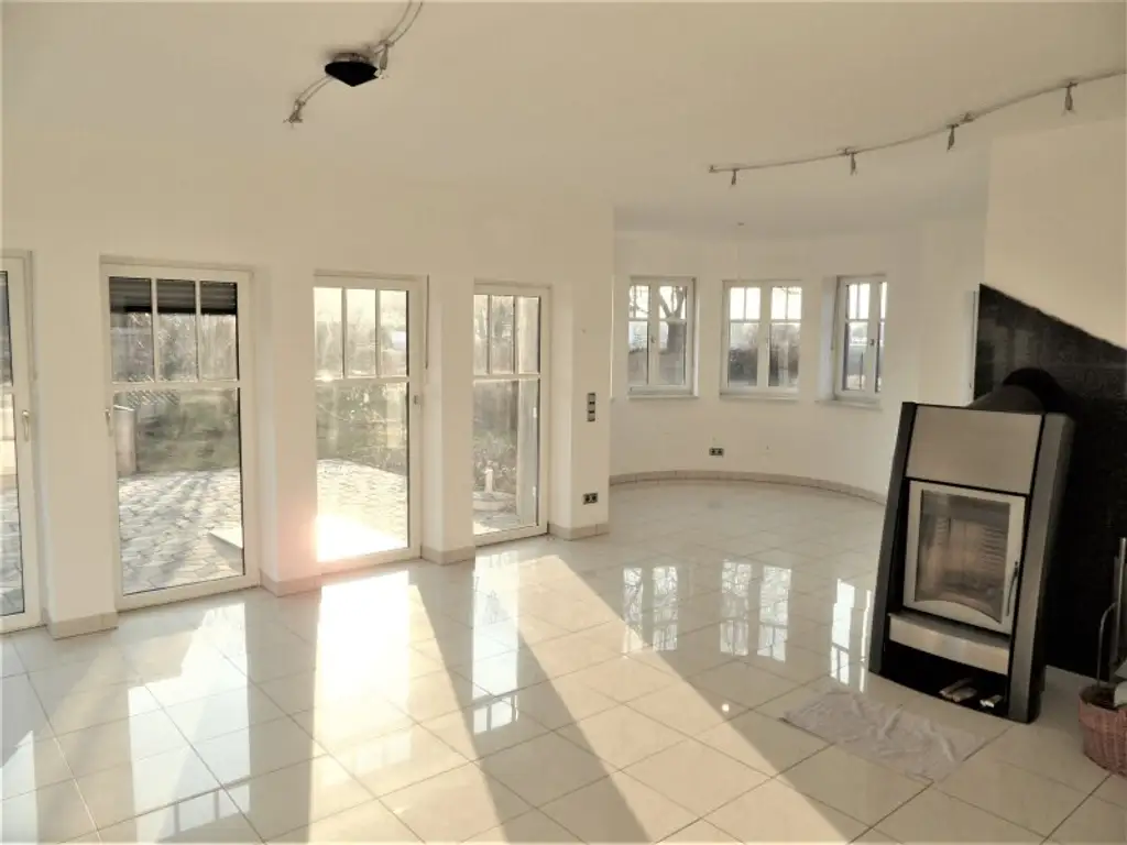 >> MIETHAUS mit 6 ZIMMER, DOPPELGARAGE, KELLER und EIGENGARTEN, am ORTSRAND!