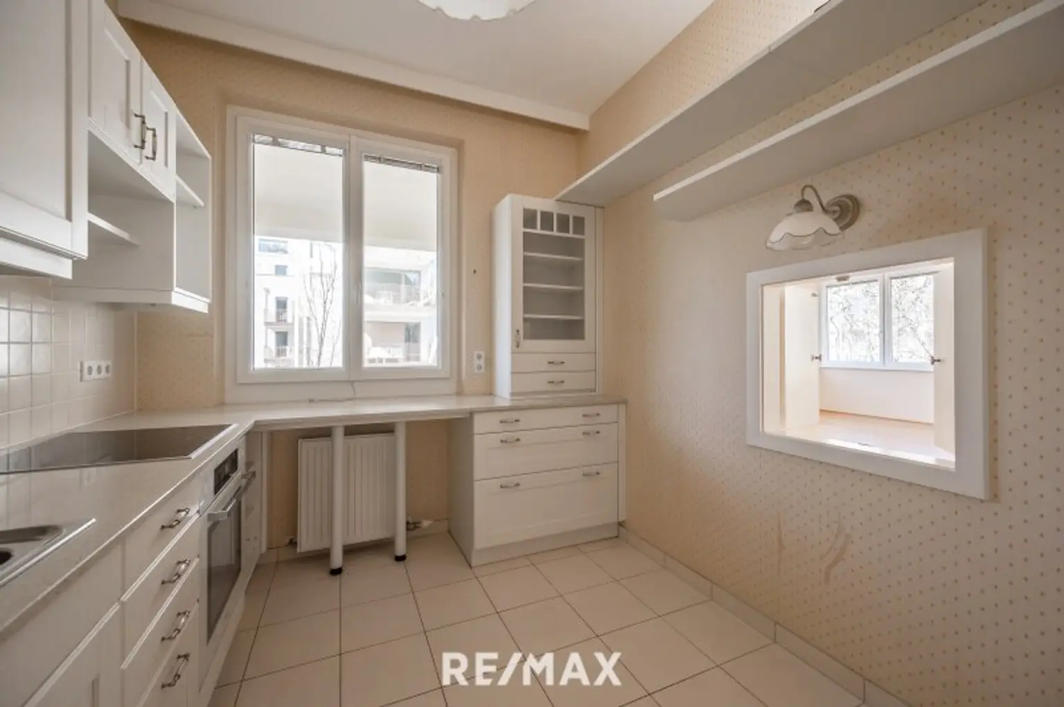 Küche mit Durchreiche zum Wohnzimmer