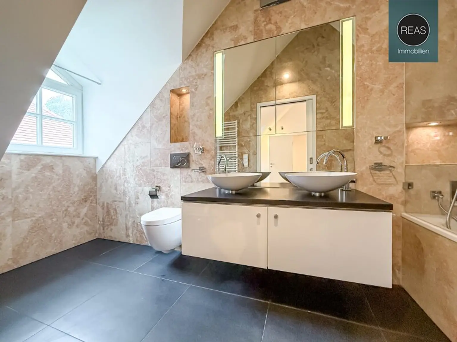 Provisionsfrei: Exklusives Maisonette - Apartment mit Loggia und Terrasse beim Beethoven Museum und Pfarrplatz! Garagen verfügbar!