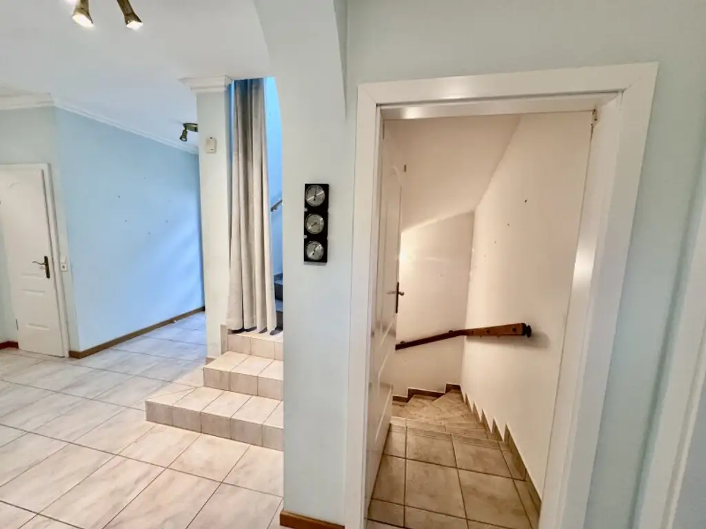 IHR NEUES ZUHAUSE - GROßZÜGIGES EINFAMILIENHAUS MIT SWIMMINGPOOL IN FLORIDSDORF
