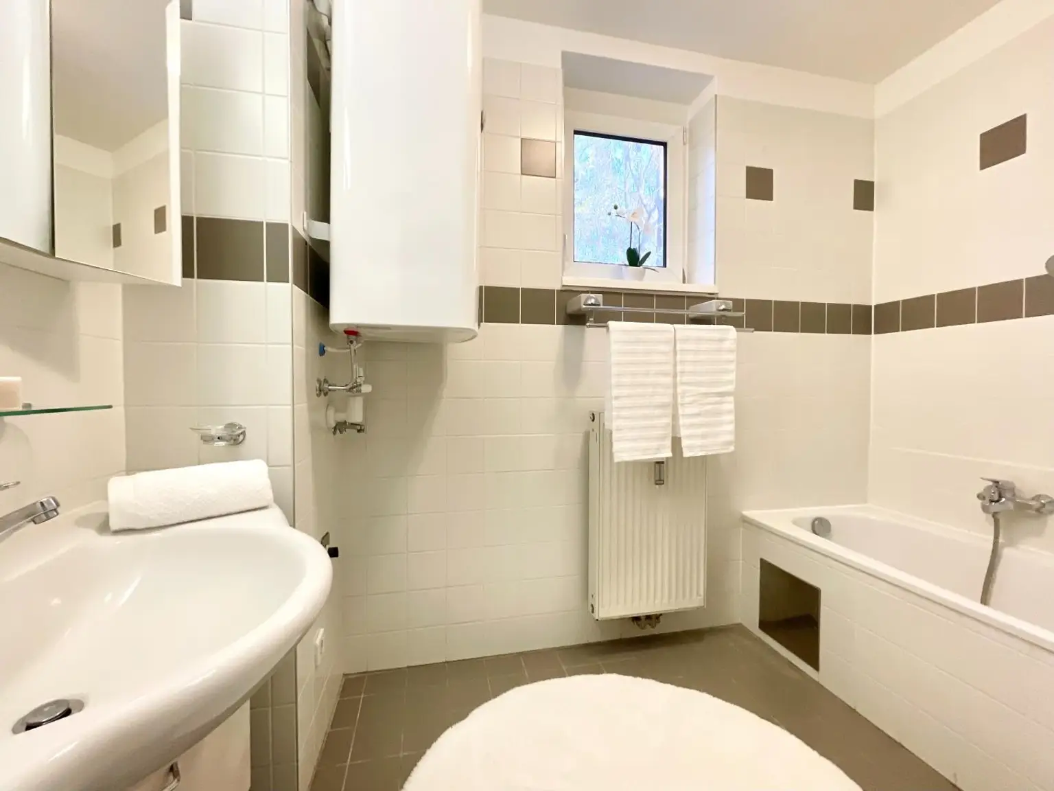 Idyllisch leben am Stadtrand – Lichtdurchflutete Wohnung mit Balkon ins Grüne