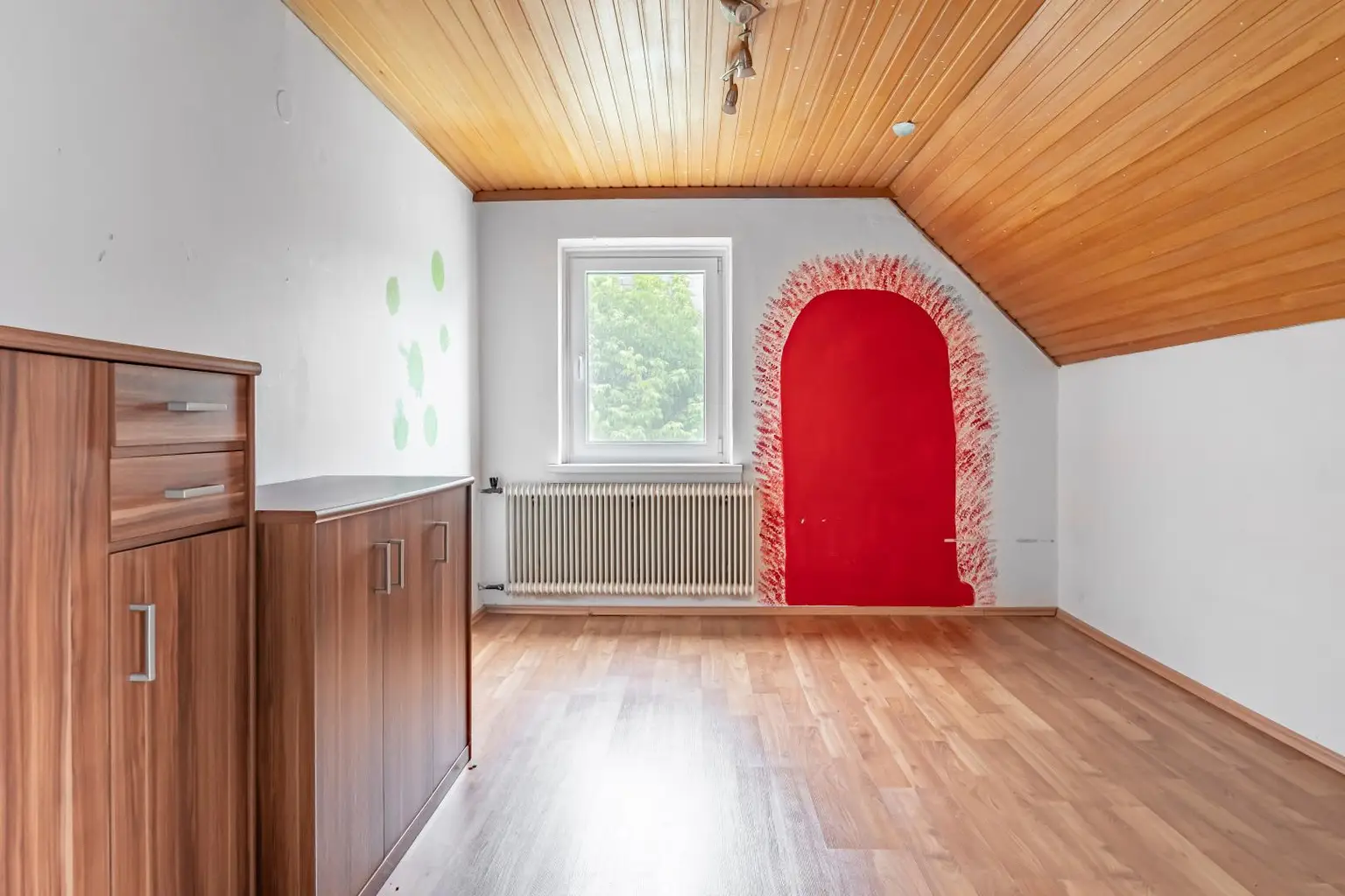 Einfamilienhaus mit Nebengebäuden und großem Grundstück Nähe Enns