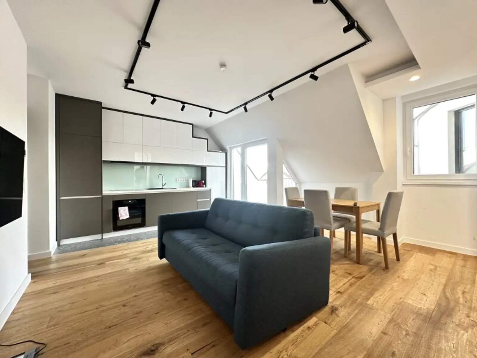 MÖBLIERTE WOHNUNG MIT DACHTERRASSE - MODERNSTE AUSSTATTUNG