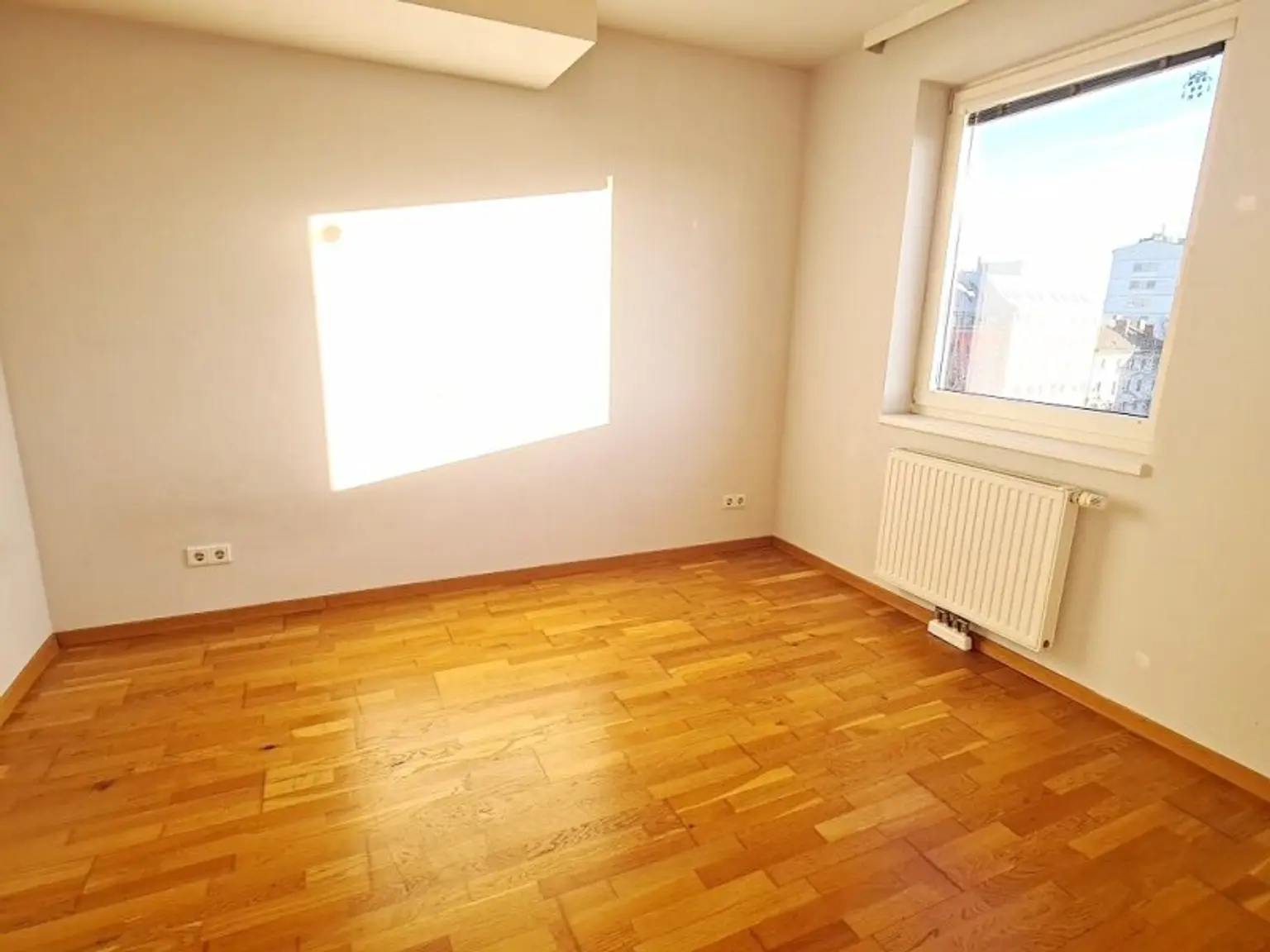 DACHGESCHOSS, sonnige 74 m2 Neubau, Wohnküche, 2 Zimmer, Wannenbad, Parketten, Holbeingasse
