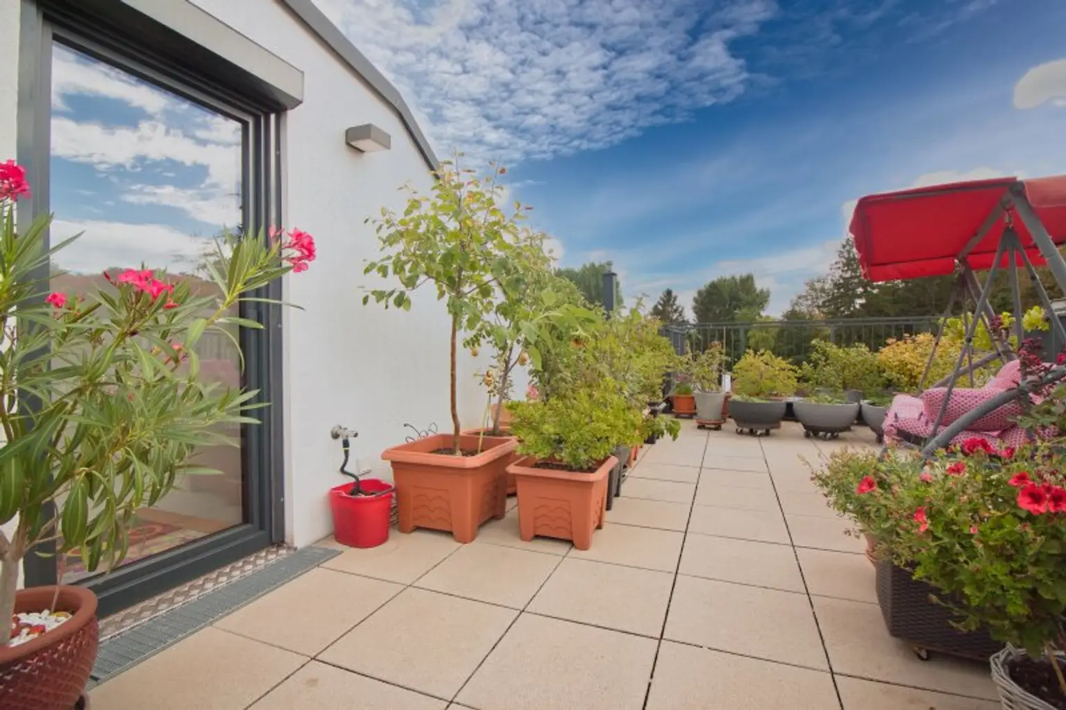 Exklusive 4-Zimmer Dachgeschosswohnung | private 39 m² Dachterrasse & Terrasse auf Wohnebene | Klimaanlage