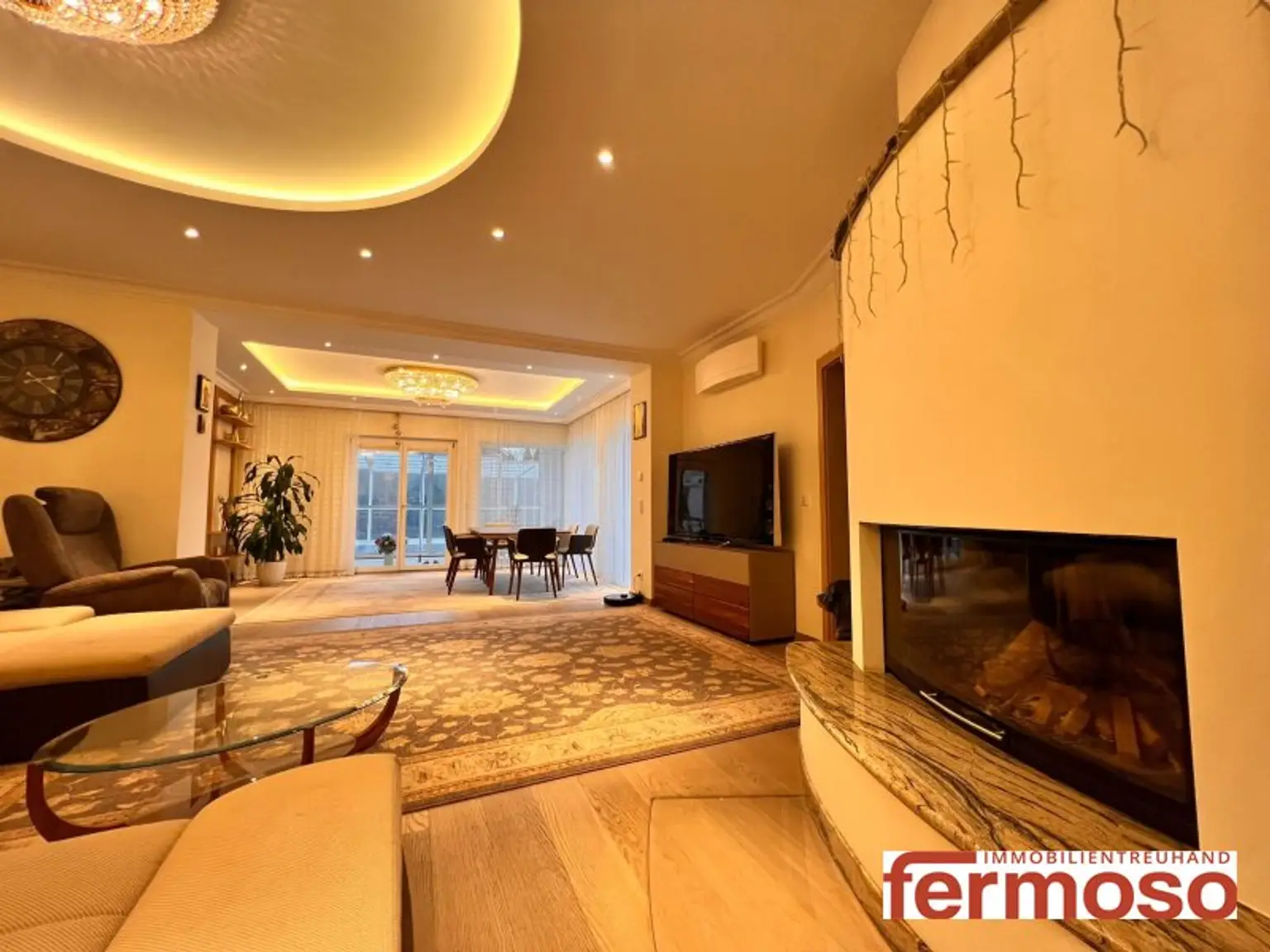 Wohnzimmer mit Kamin