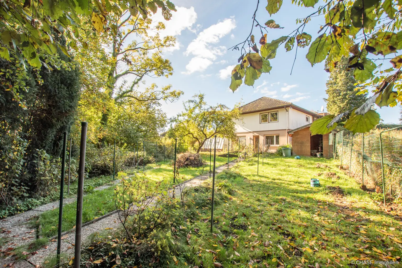 Gartenansicht von Grundstücksecke