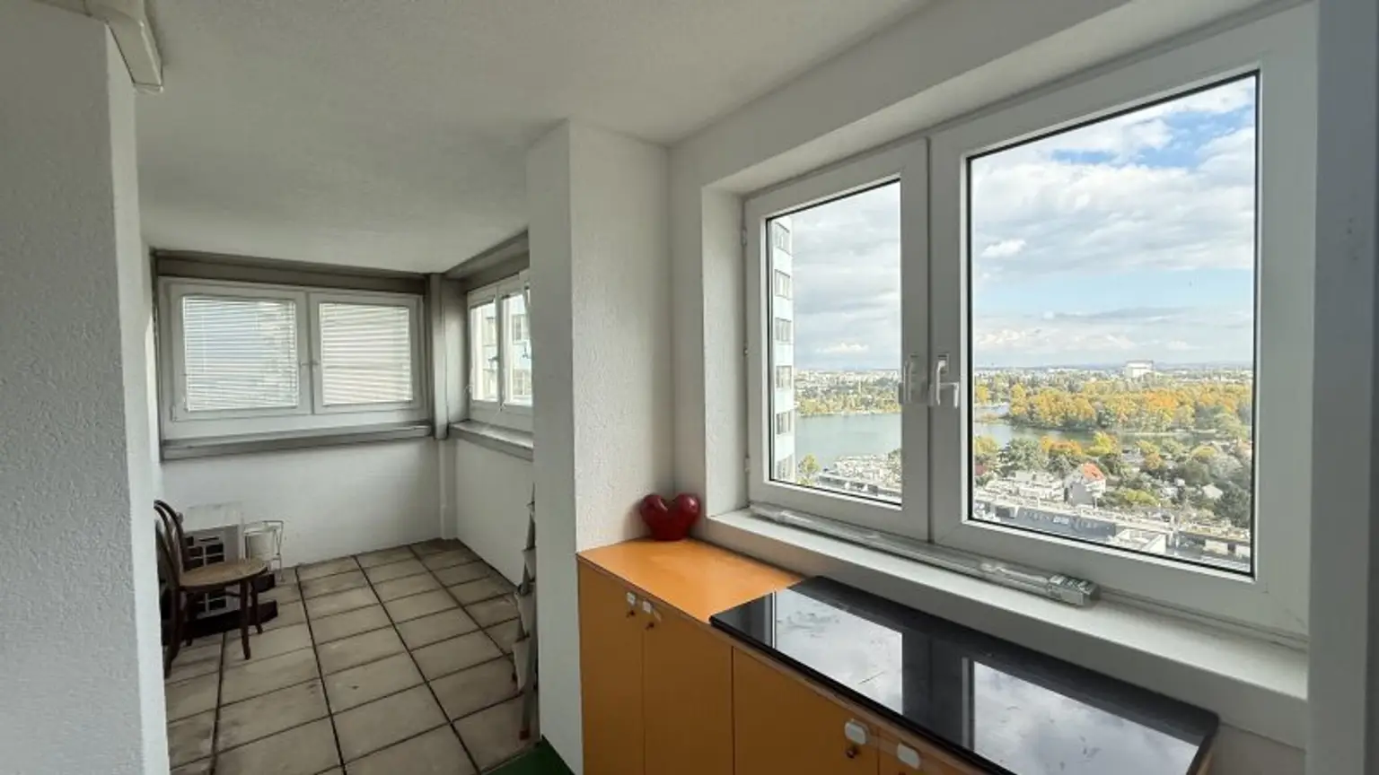 Teilmöblierte 3 Zimmer mit Klima und verglaster Loggia ***** spektakulärer Weitblick + optionaler Garagenstellplatz *****