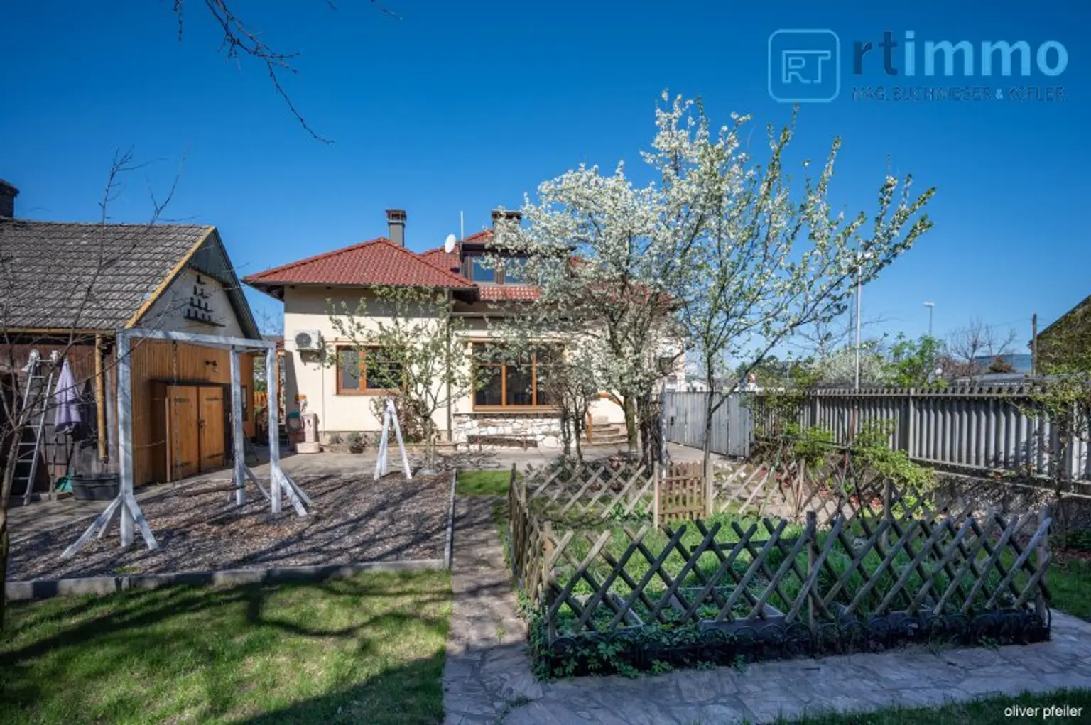 IHR FAMILIENDOMIZIL: KLIMATISIERTE GERÄUMIGE STADTVILLA MIT SCHÖNEM GARTEN, NEBENGEBÄUDEN UND SPIELPLATZ