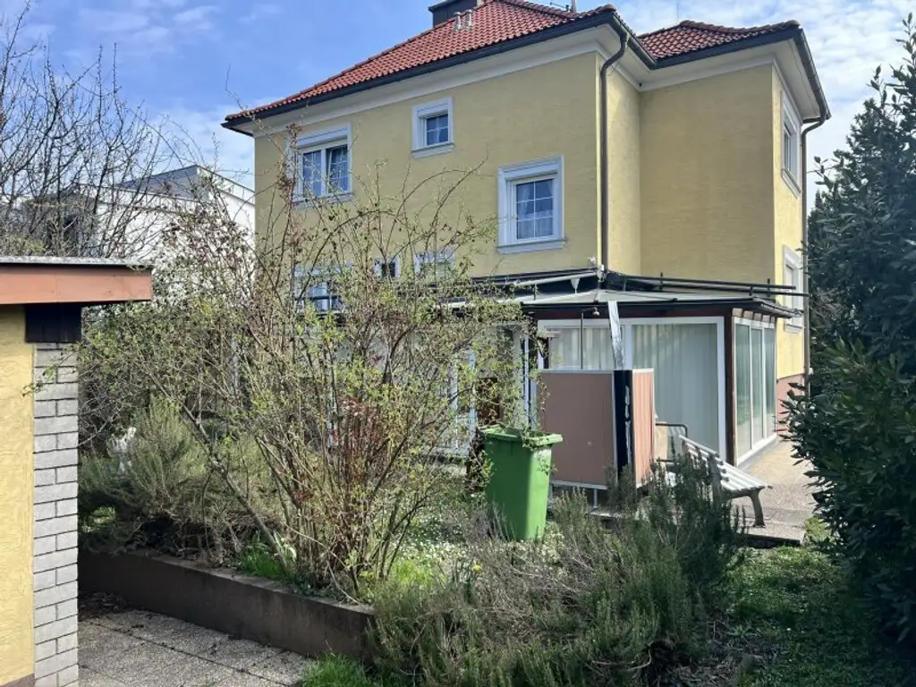 Gut geschnittenes, helles Einfamilienhaus in ruhiger Wohnlage mit Garten