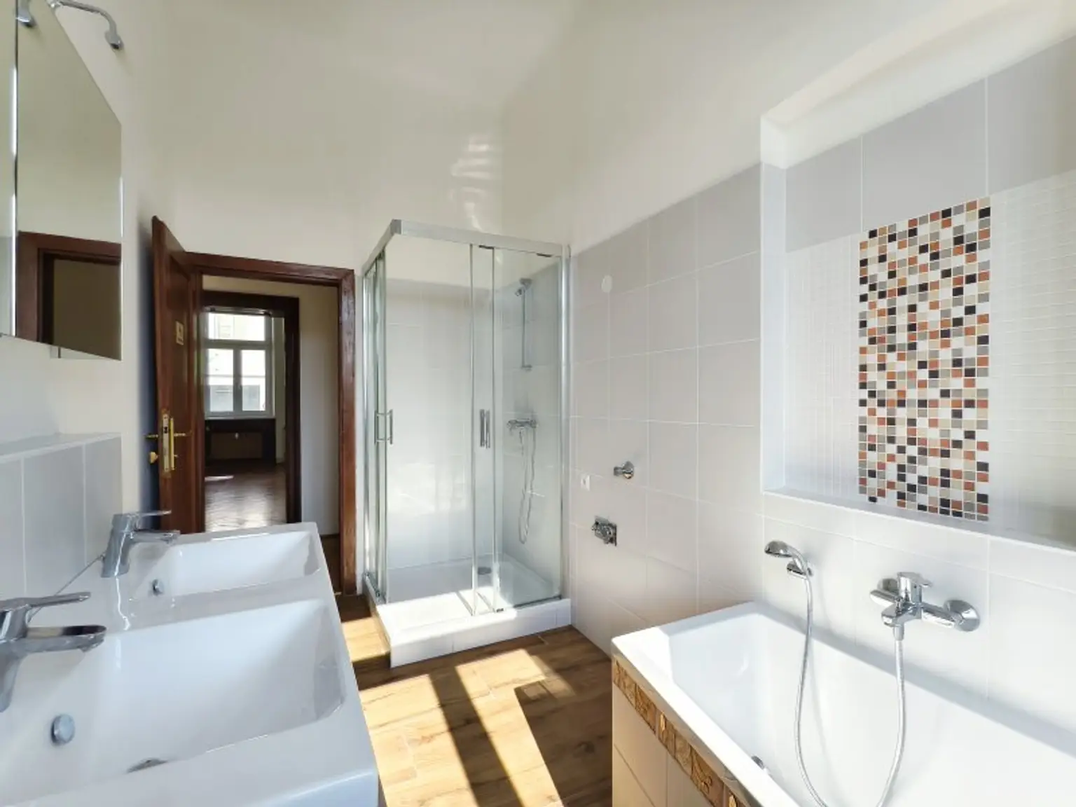 Badezimmer gartenseitig