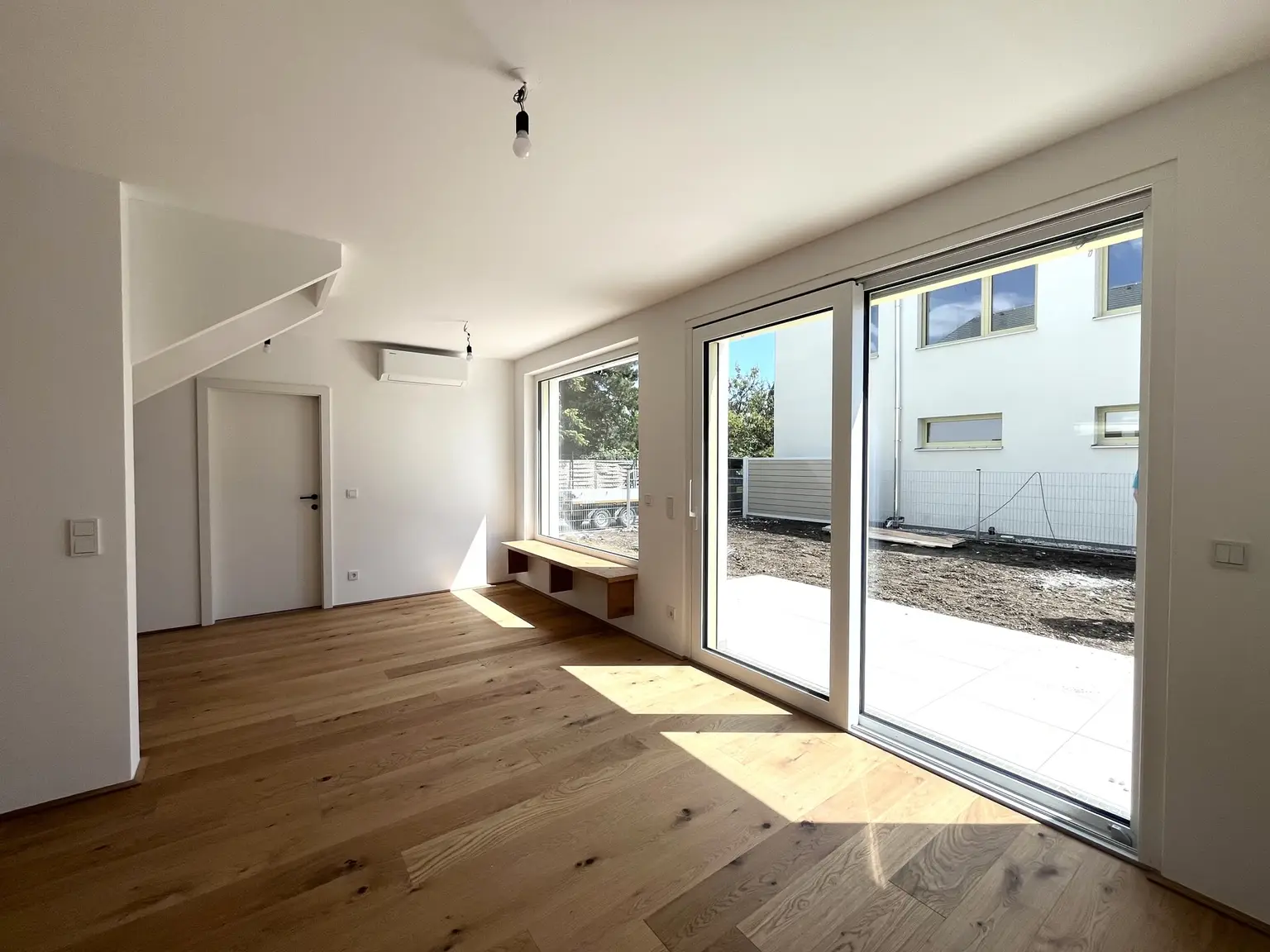 Wohnzimmer mit offener Küche