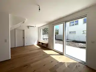 Wohnzimmer mit offener Küche