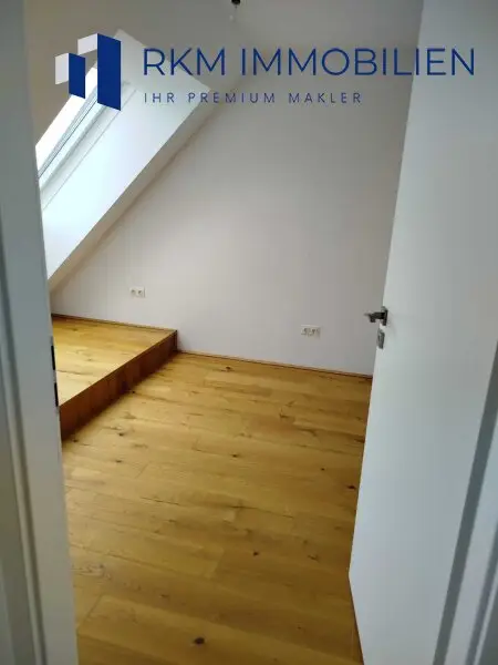 TOP - Neuwertige Dachgeschosswohnung in 1210 Wien – ca. 70 m², 3-Zimmer, ca. 23m² Terrasse und Garagenstellplatz - absolute Ruhelage