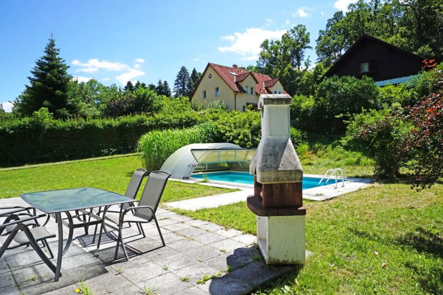 Familienidyll in Grünruhelage am Waldrand mit großem Garten, Schwimmbecken und Sauna