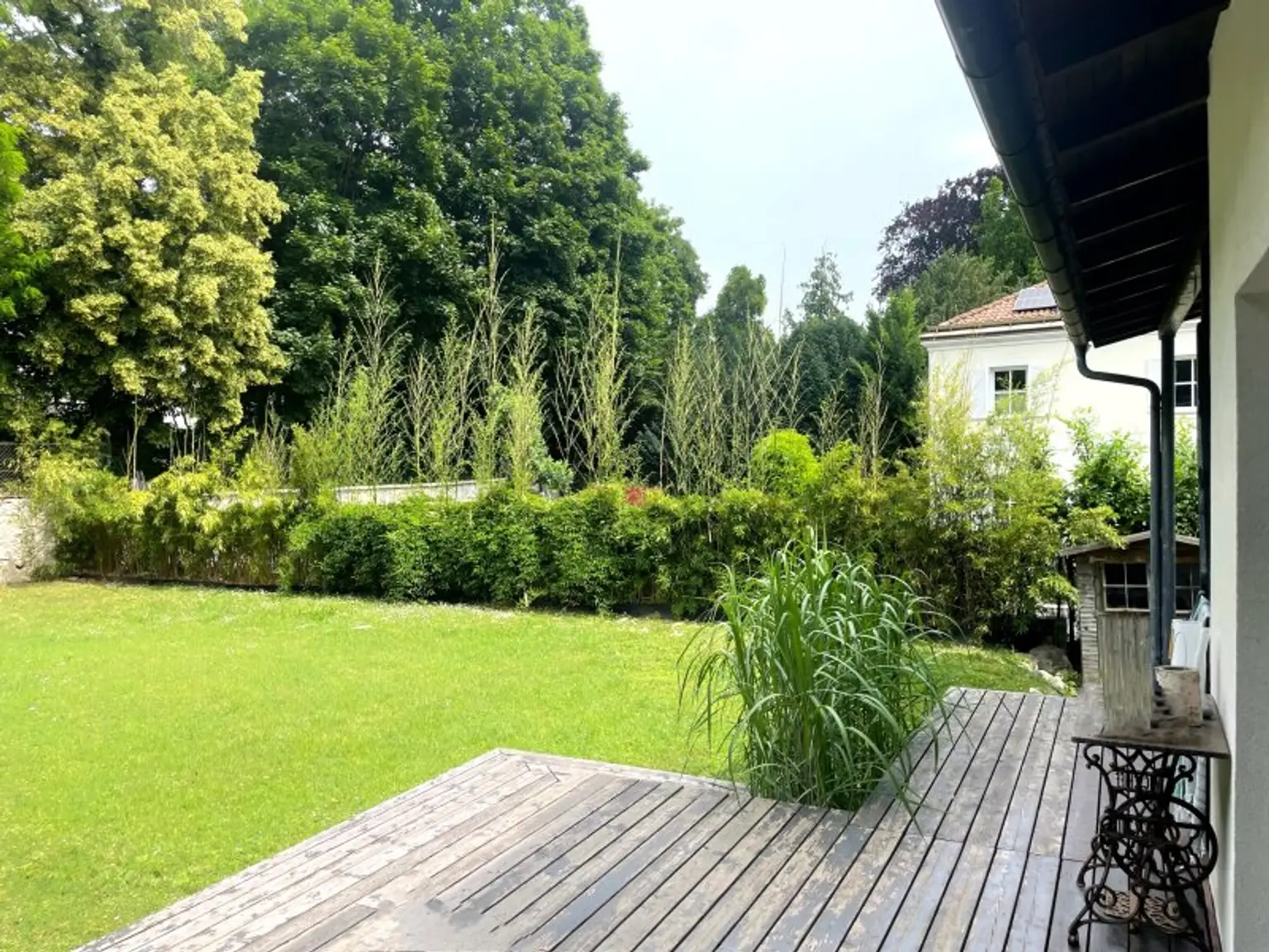 Versteckt. Verborgen. Verliebt. Bungalow mit 1.439 m² Gartenidylle – nur 700 m vom Thermalstrandbad entfernt