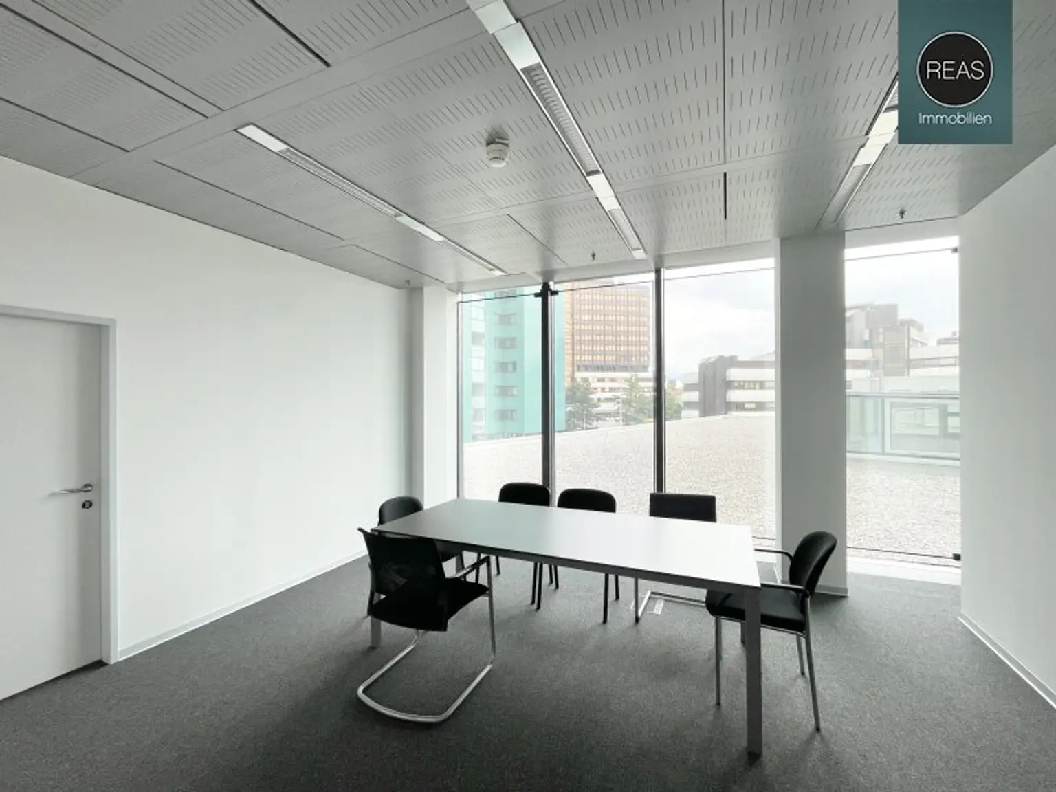 Büro im einzigartigen Hochhaus mit ausgezeichneter Infrastruktur und Panoramablick!