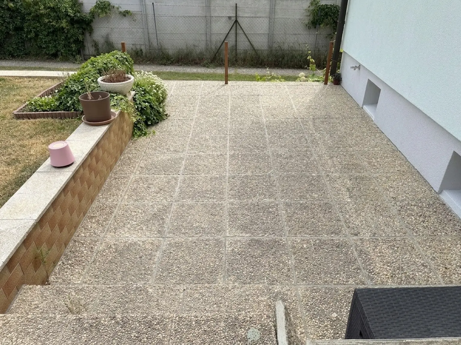 Terasse strassenseitig(Waschbetonplatten mit KI geputzt)