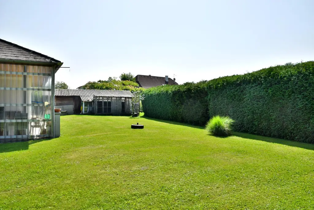 Vollunterkellerter Bungalow mit großem sonnigen Grundstück