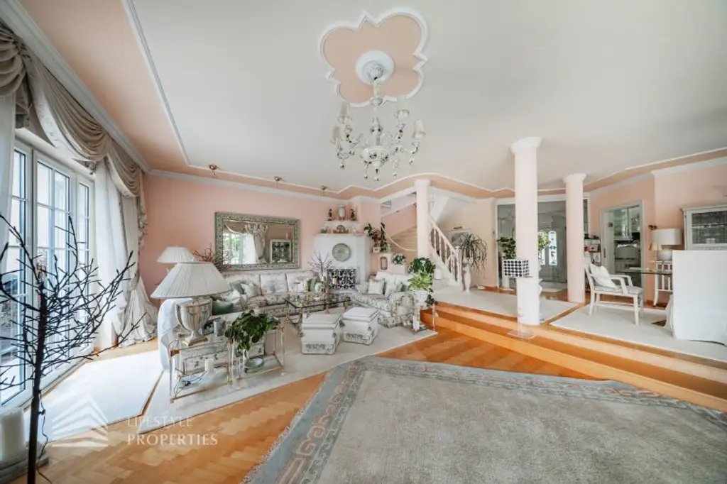 Beeindruckende Villa mit gepflegten Garten und Pool
