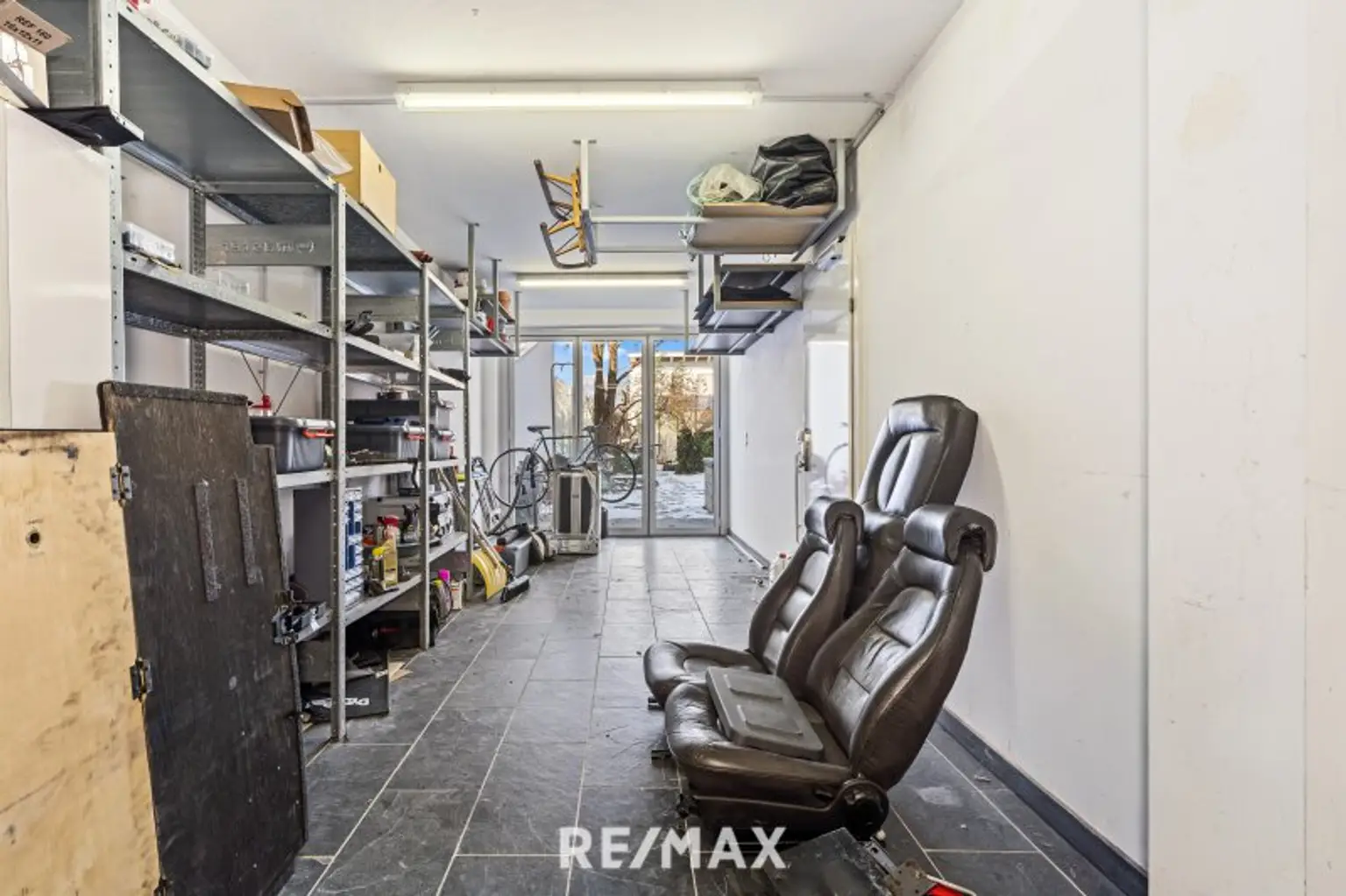 Garage für 2-3 Fahrzeuge mit Gartenausfahrt