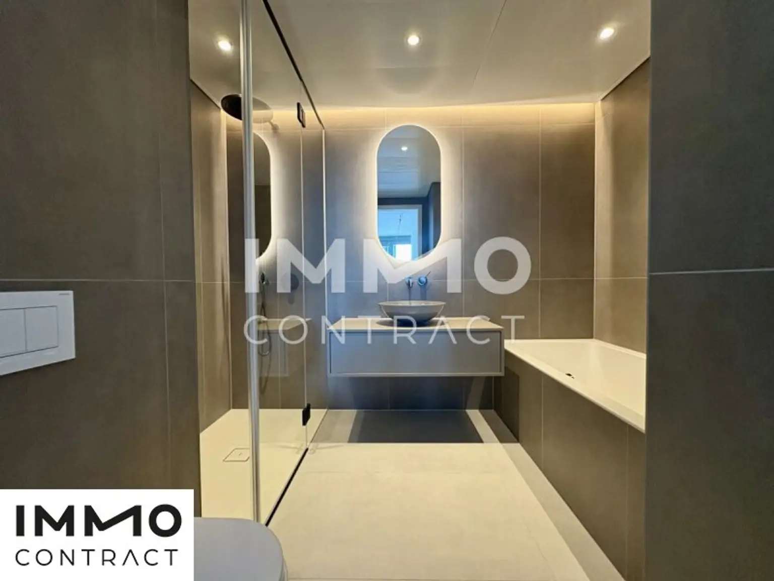 Badezimmer mit Wanne und Dusche, WC