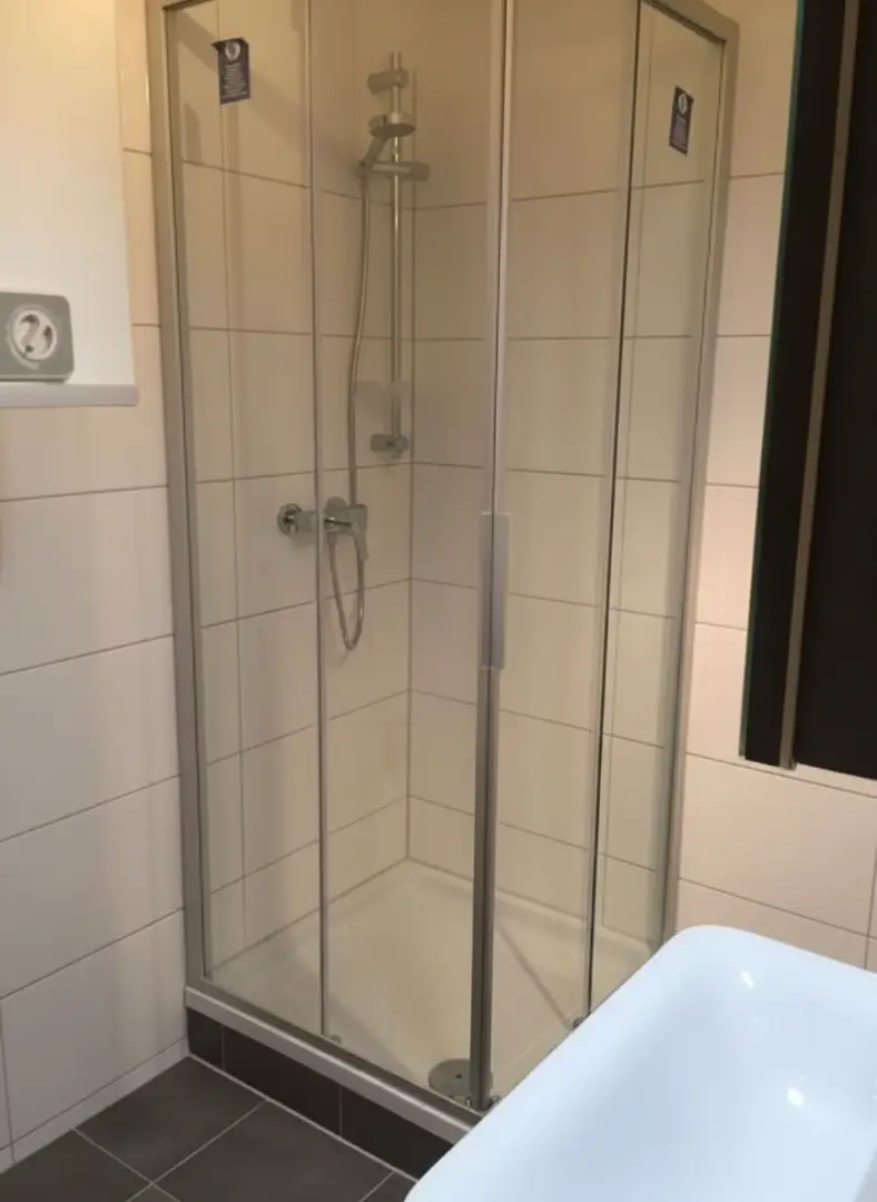 Badezimmer mit Dusche
