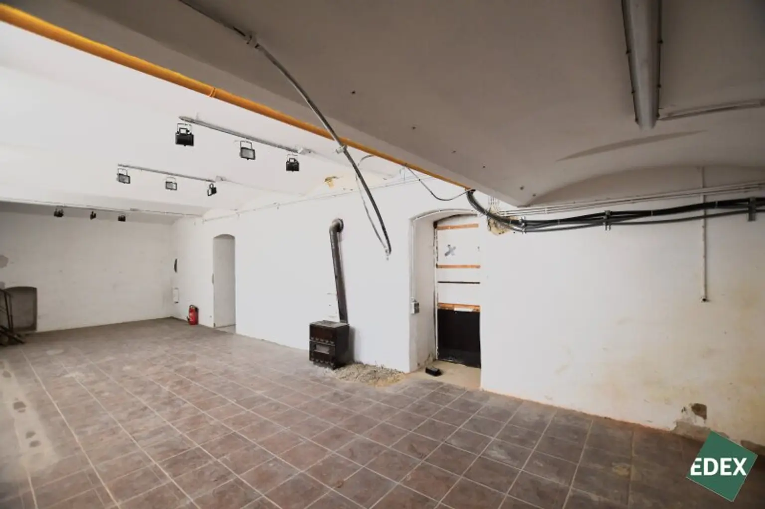 Großes Souterrain mit natürlicher Belichtung