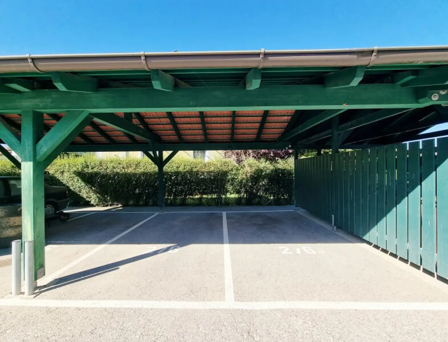 Naturnahes Wohnen mit exklusivem Extra: Schwimmteich in der Anlage