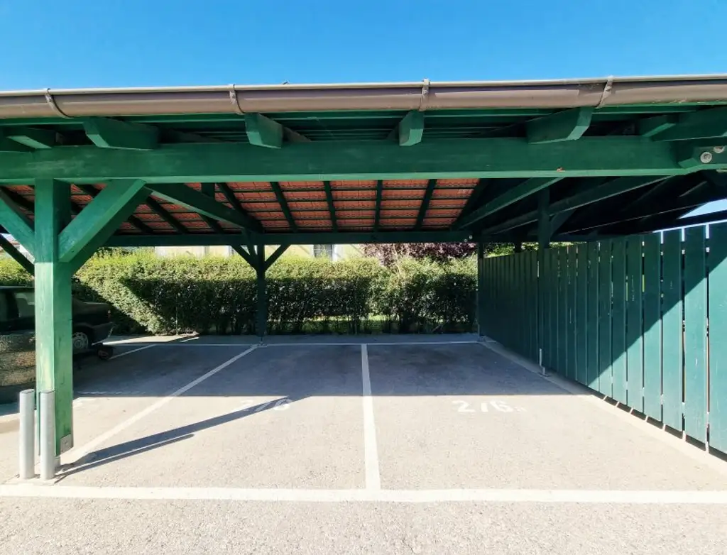 Naturnahes Wohnen mit exklusivem Extra: Schwimmteich in der Anlage