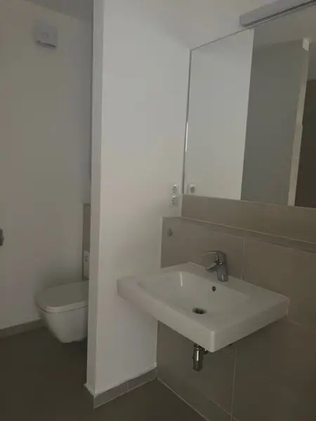Traumhafte neuwertige 2-Zimmer-Wohnung mit großem Balkon in erstklassiger Lage!