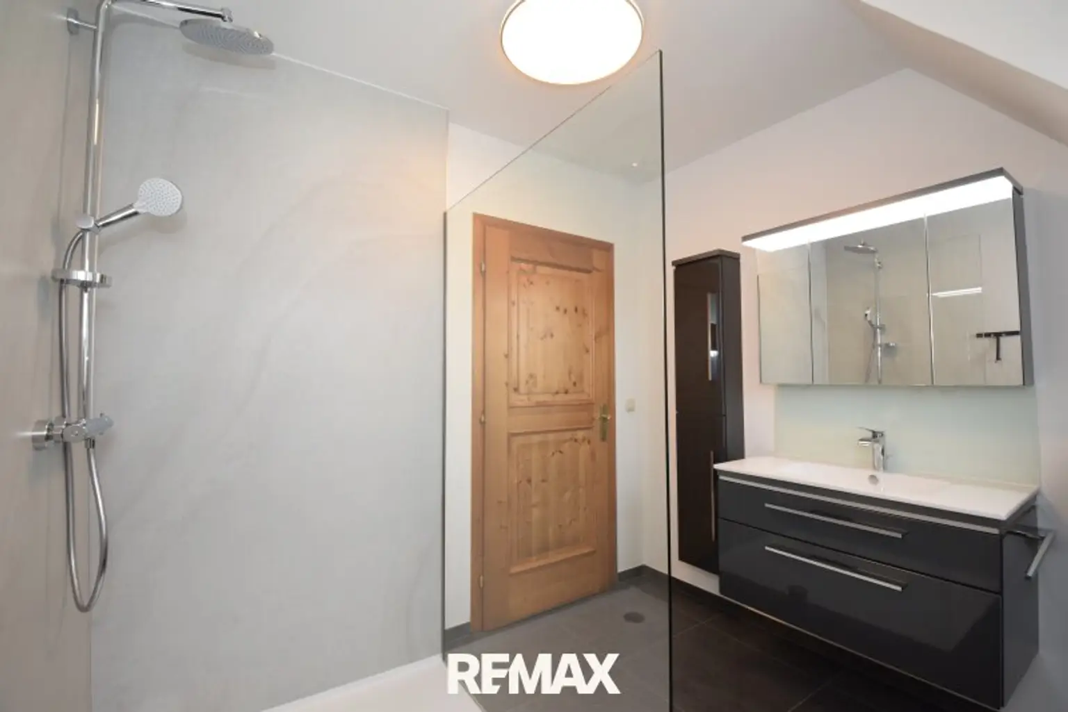 modernes Bad mit Dusche im Obergeschoß