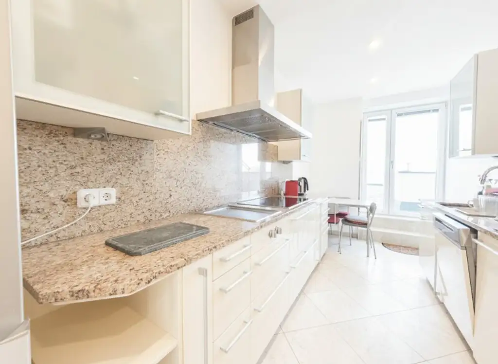 PENTHOUSE LIVING MIT PANORAMABLICK I MARIA HILFERSTRASSE I ca.100 m² TERRASSE I 7-Zimmer und 3 Bäder I U-Bahn Nähe