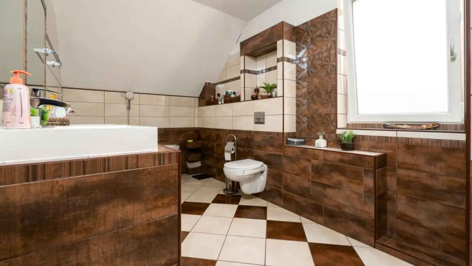 ! "take your bags and move in" ! 4,5 Zimmer, Terrasse, Garage & Pool! Grünruhelage!