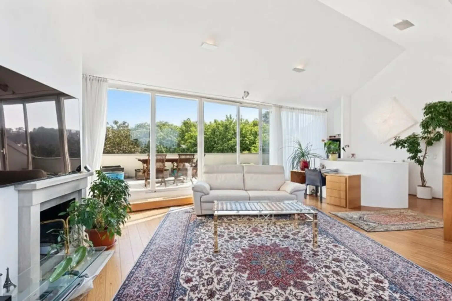 1 Wohnsalon Richtung Terrasse