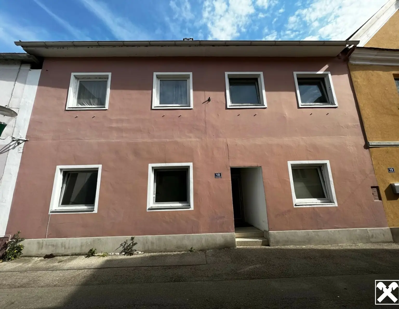 VOLL VERMIETETES, TEILSANIERTES ZINSHAUS