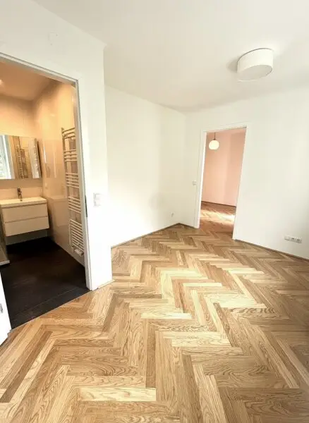 Schlafzimmer mit Blick ins Badezimmer