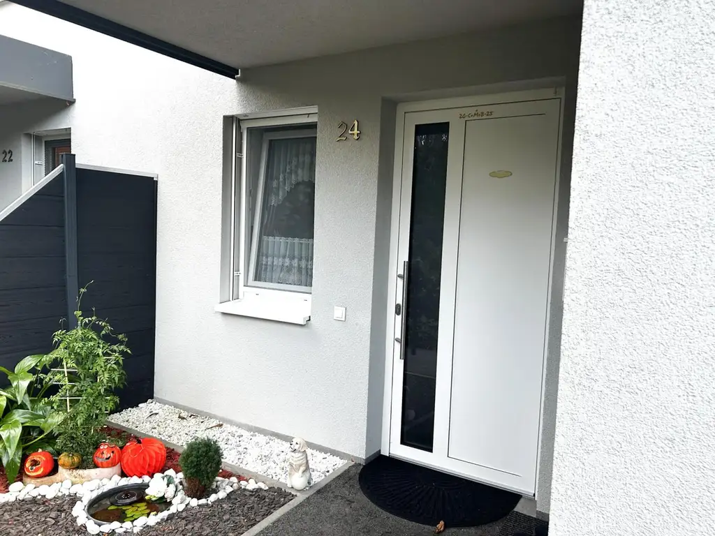 Moderne Reihenhausvilla mit Studio im DG und XXL-Dachterrasse, Carport und KFZ-Abstellplatz in Zentrumsnähe von Vöcklabruck