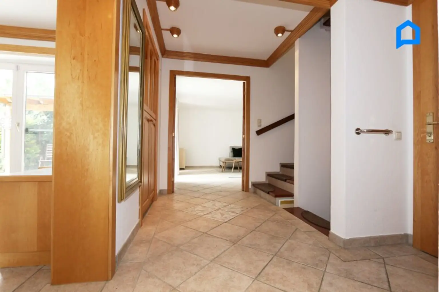 Sehr gepflegtes großzügiges Eckreihenhaus , Garten, Pergola, Terrasse, 4,5 Zimmer, plus Kellerräume, Garage