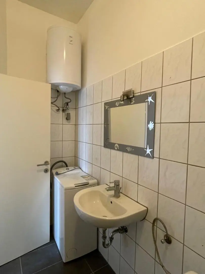 Wohnung mit Balkon und Abstellplatz, an der Hauptstrasse, 2 Zimmer + Küche