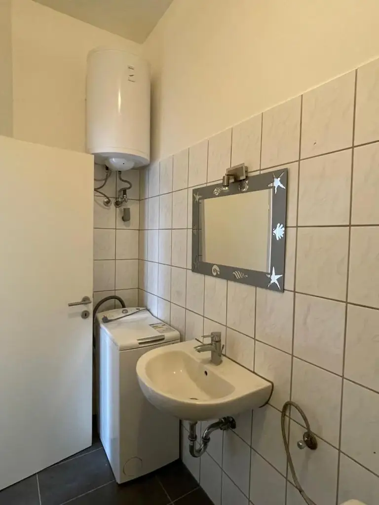 Wohnung mit Balkon und Abstellplatz, an der Hauptstrasse, 2 Zimmer + Küche