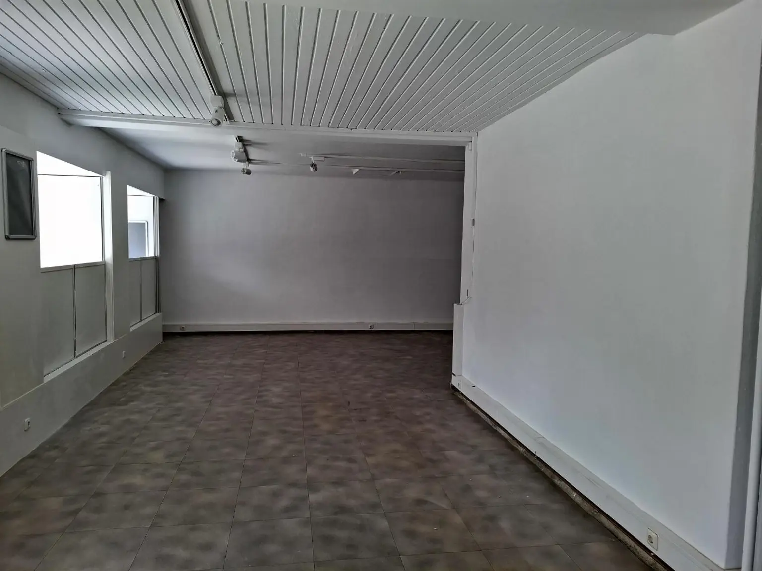 Perfekte Sichtbarkeit - günstiges Geschäftslokal / Büro mit großen Auslagen!