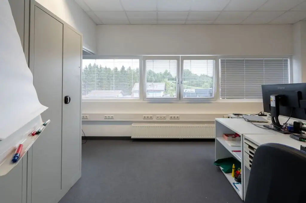 Komfortables Obergeschoss-Büro mit Küche und guter Anbindung in Pinsdorf zu mieten!